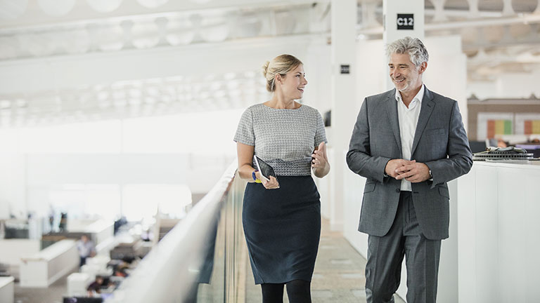 In che modo il software di gestione della forza lavoro aiuta a garantire la conformità?